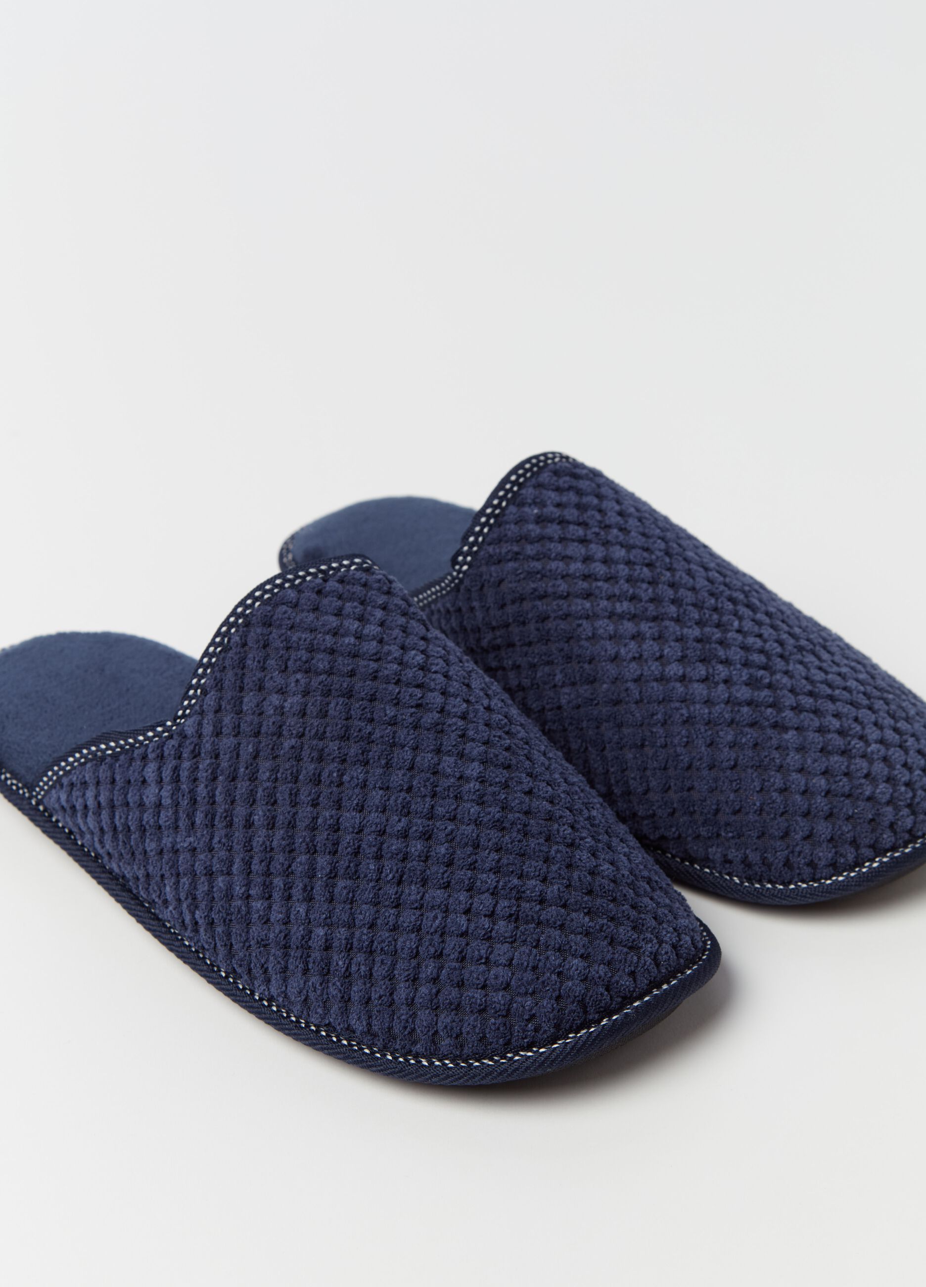 Slippers with bouclé diamond weave