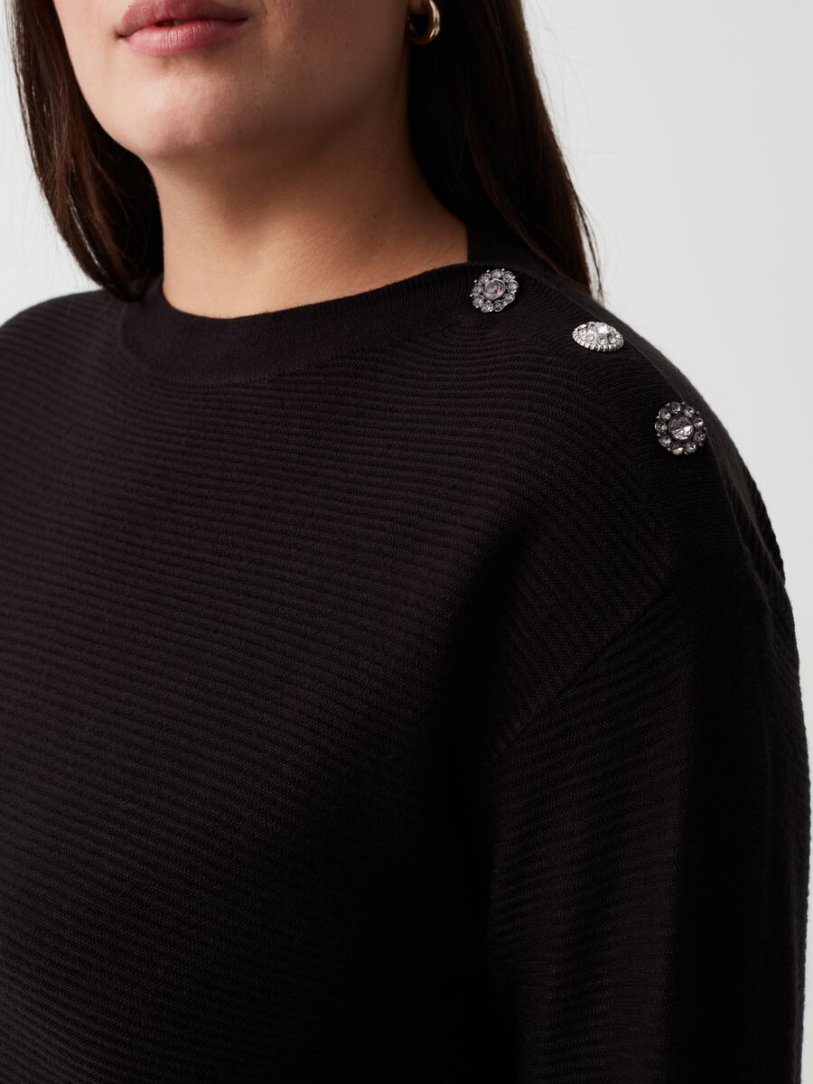 Curvy pullover with jewel button_3