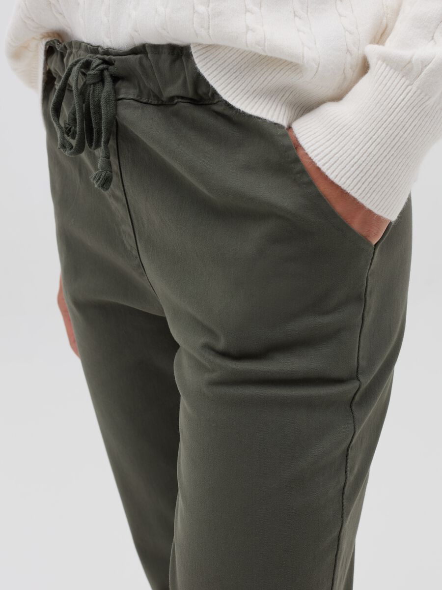 Joggers in cotone stretch con coulisse_3