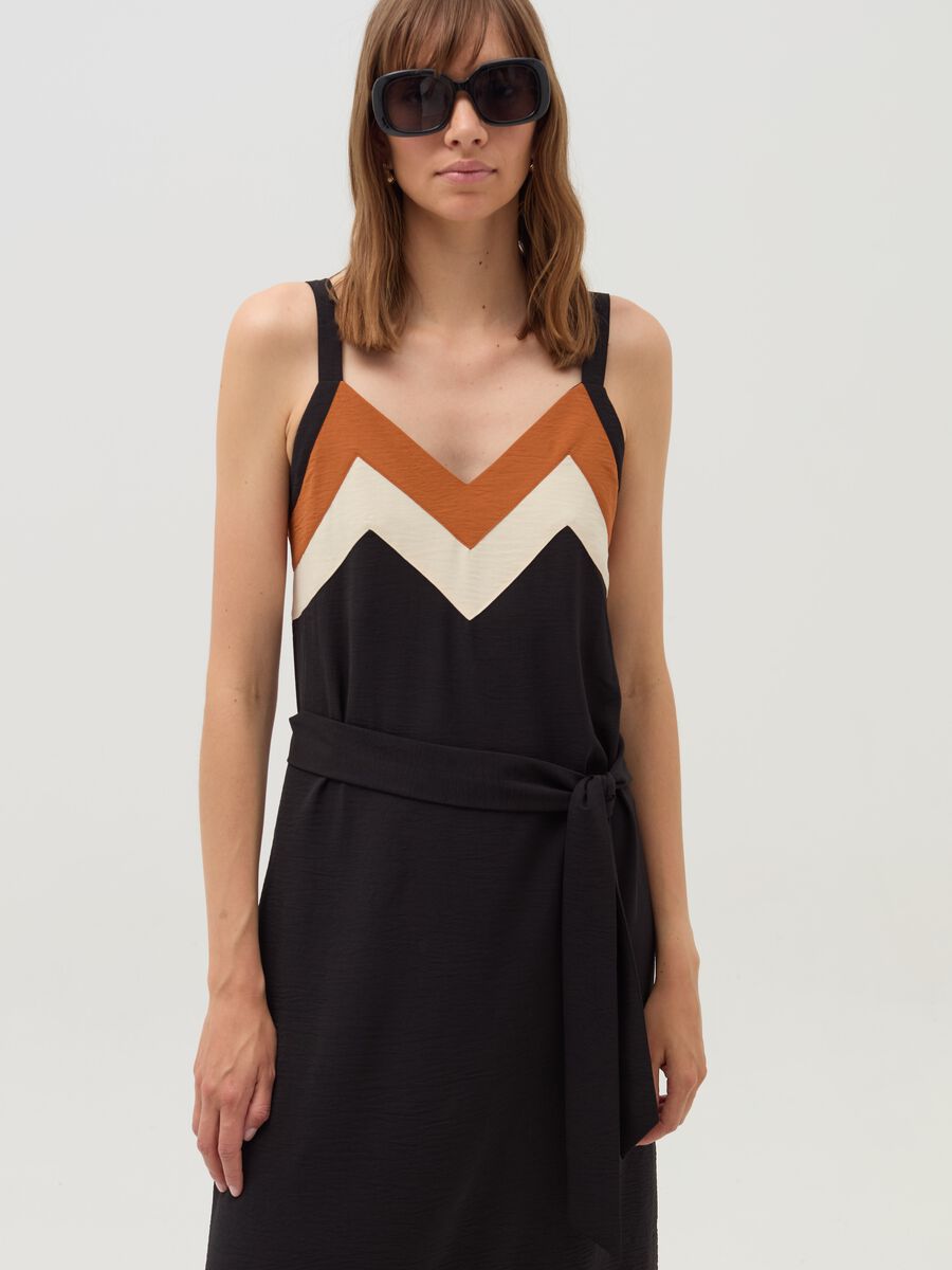 Sleeveless dress with geometric pattern_1